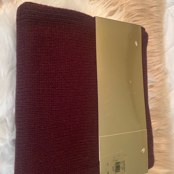 MICHAEL KORS HAT AND SCARF SET. - Picture 4 of 4